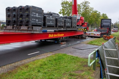 Blokken die net zoveel wegen als 30 bestelbusjes: zo test provincie hoe sterk deze brug is