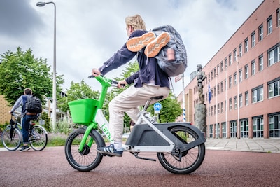 Populair én bron van ergernis: waarom de Lime-deelfiets zo in trek is, maar óók irritatie opwekt in 