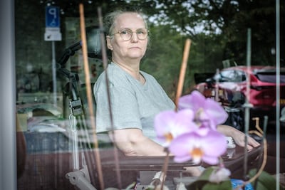 Na 16 jaar gloorde eindelijk hoop, maar dan ziet verlamde Ingrid (55) dat haar rolstoelbus weg is: ‘