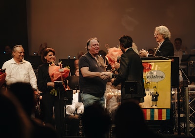 Hans Brunnekreef dirigeert als de beste en mag zich de eerste ‘Maestro’ van Goor noemen