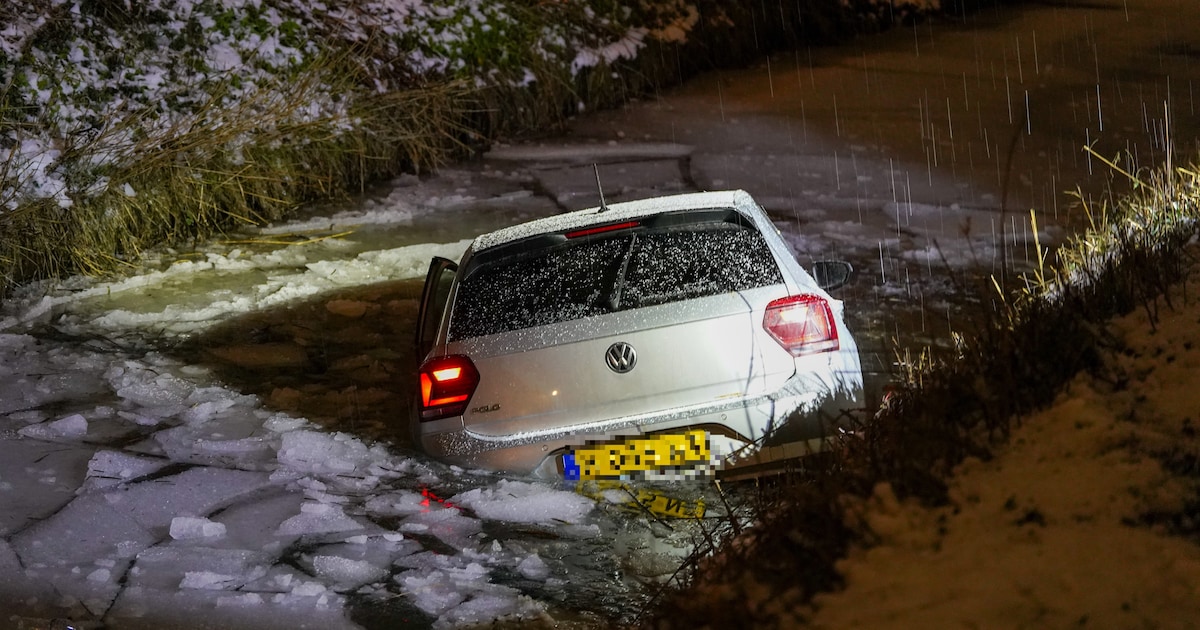 Weer een auto in de sloot in Heerjansdam, politie sluit straat af