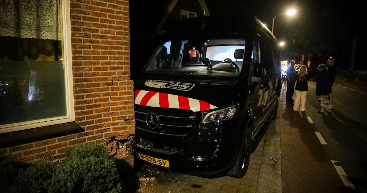 Auto botst achterop bedrijfsbus en duwt bus tegen woning in Nieuwe Pekela