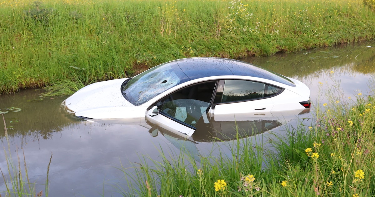 Auto in sloot op afrit A2 bij Culemborg, bestuurder naar ziekenhuis