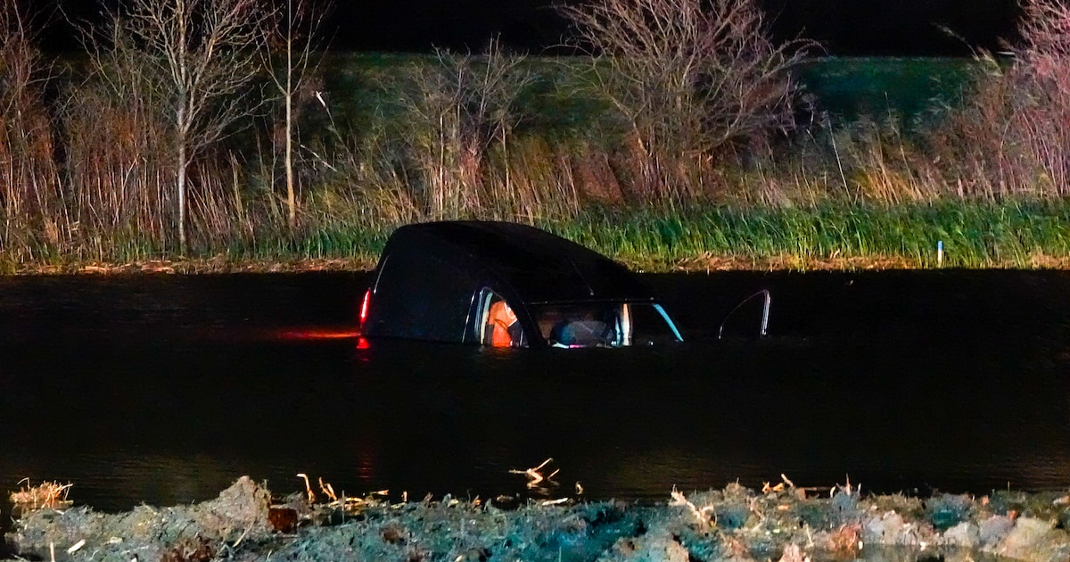 Busje van de weg geraakt in Hippolytushoef, bestuurder uit het water gehaald