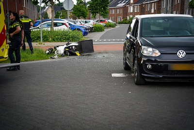 Scooterrijder gewond bij botsing met auto in Zutphen