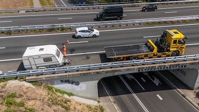 Caravan in brand op A12 in Zevenaar