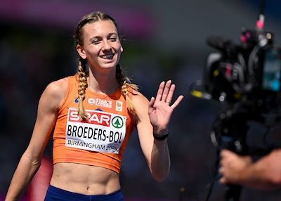 Laatste wissel gaat mis bij Nederland op 4x100 meter, zorgt Femke Broeders-Bol straks voor estafettegoud?