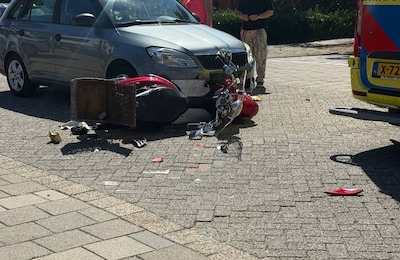 Scooter ligt op straat na aanrijding met auto in Apeldoorn, bestuurder gewond
