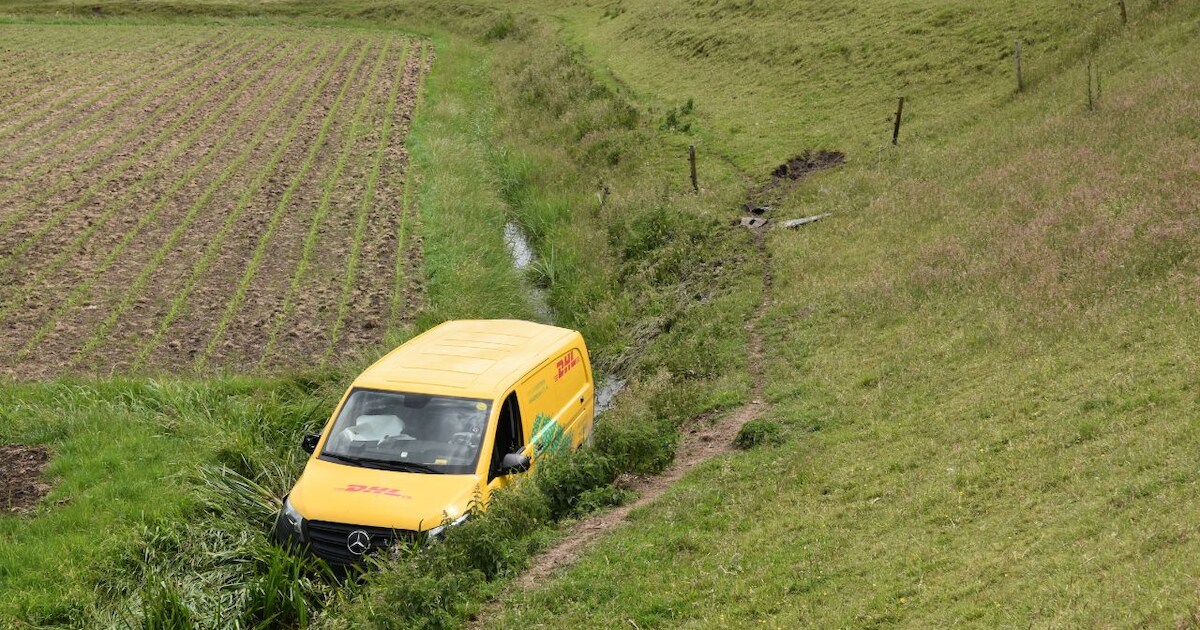 Bestelbus te water Blokzijlerdijk in Blankenham | Steenwijkerland