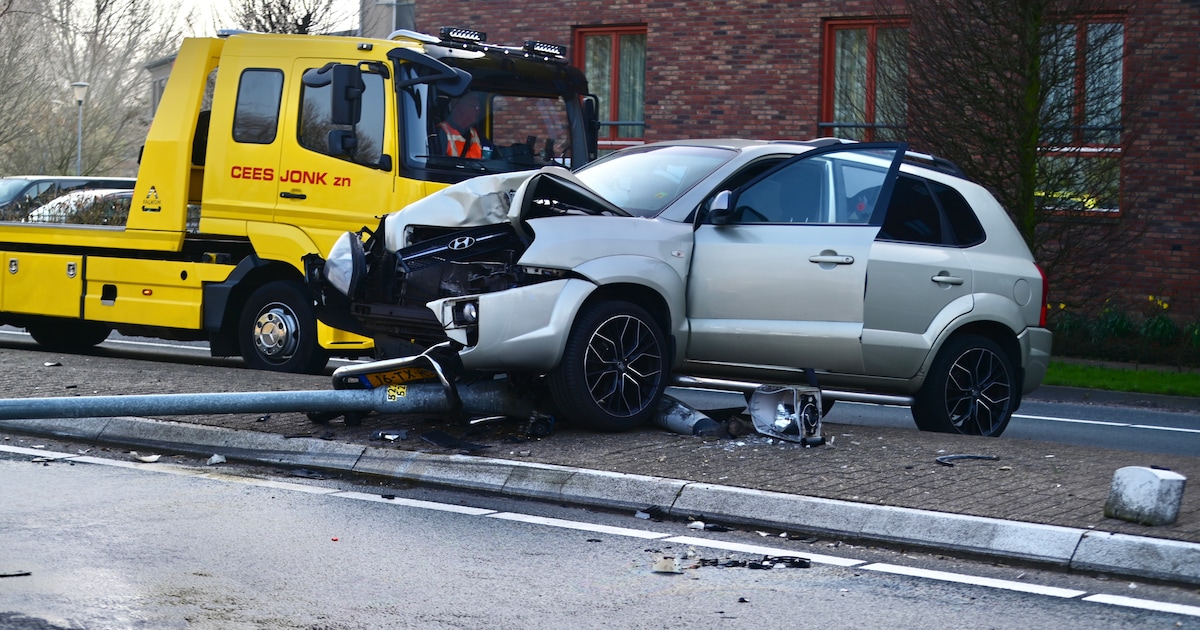 Auto botst tegen lantaarnpaal op N247 bij Oosthuizen, weg tijdelijk afgesloten