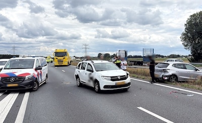 Twee auto’s botsen op A58 bij Wouwse Plantage, forse schade