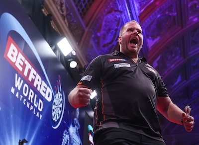 Van Duijvenbode stunt tegen Van Gerwen en plaatst zich als ‘zwiepende ballerina’ voor kwartfinale