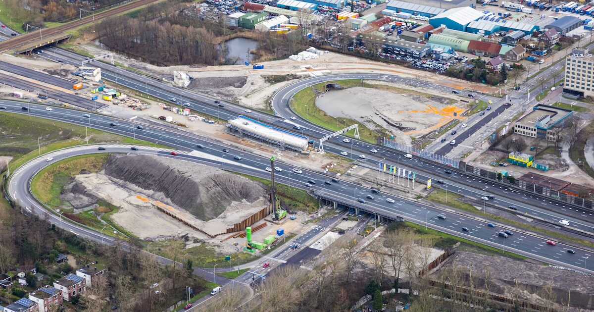 Na drie weken werkzaamheden blijft Hoofdweg in Rotterdam nóg een week ...