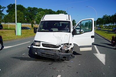 Harde botsing tussen auto en bestelbus op de Hasselterweg in Zwolle