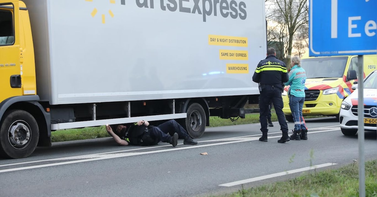 Điều tra quy mô lớn về chiếc xe tải, có thể liên quan đến vụ cướp kỳ lạ nhắm vào tài xế trên đường cao tốc A1 | Baarn | AD.nl
