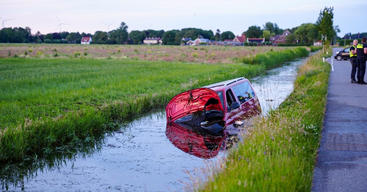 Busje belandt in sloot langs Mienakker in Hoogwoud