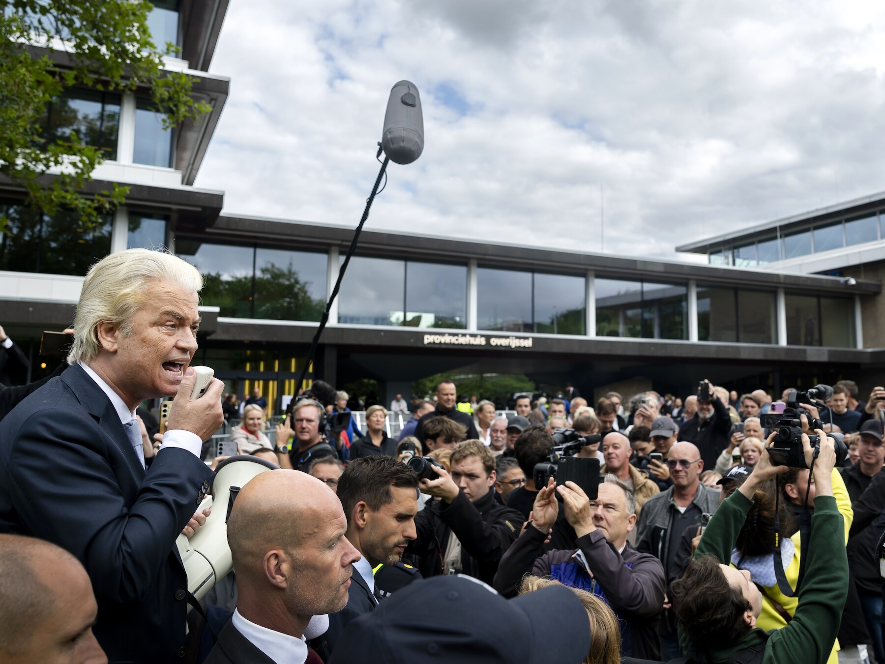 Wilders demonstreerde tegen azc’s met felle teksten: experts nemen PVV-retoriek onder de loep