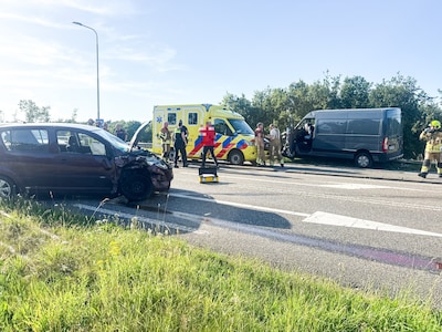 Bestelbus belandt op vangrail na ongeluk op Jan J. Ludenlaan in Heumen