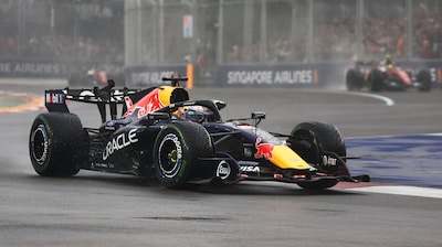 Verstappen profiteert optimaal van vroege crash Russell en rijdt soeverein naar sprintzege in nat Singapore