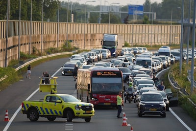 Auto vat vlam op A59 bij Waalwijk, file richting Den Bosch
