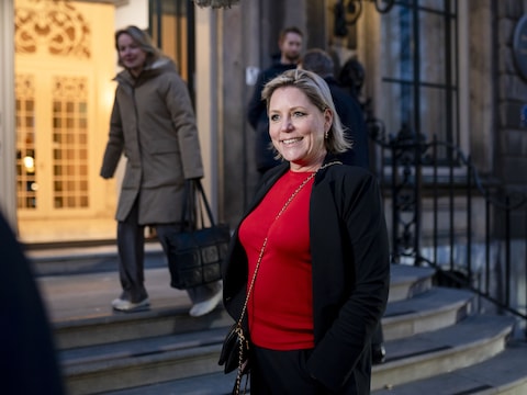 Informateur Rianne Letschert bij aankomst bij Huis Huguetan op het Lange Voorhout voor de voortzetting van de formatiegesprekken.