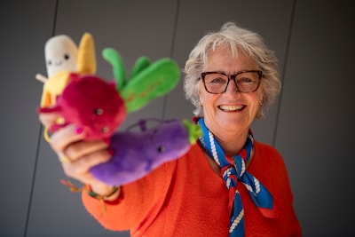 Thea spaart Lidl-knuffels voor Gambia: ‘Voor veel kinderen is dit hun allereerste eigen vriendje’