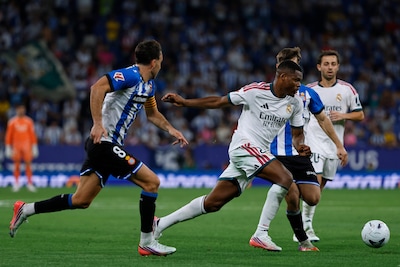 Real Madrid incasseert gelijkmaker in Catalonië, Denzel Dumfries krijgt kansjes bij officiële debuut