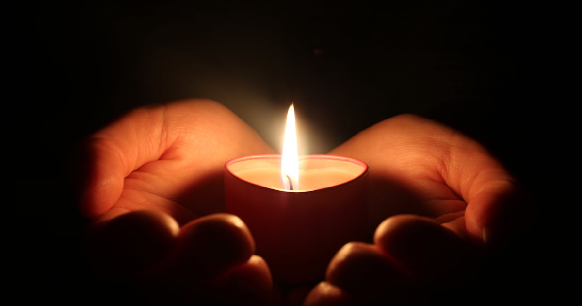 Doedelzakspelers en kaarsjes bij Lichtjesavond in Oegstgeest