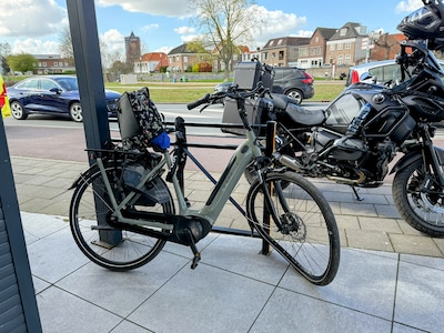 Motor botst met fietser in Tiel