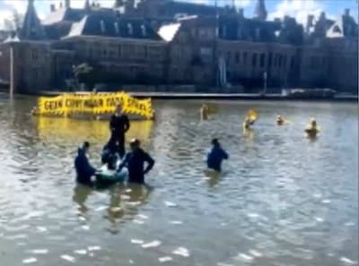 Klimaatactivisten demonstreren tegen Tata Steel in Haagse Hofvijver