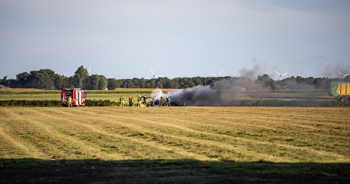 Tractor in lichterlaaie in weiland bij Oudega