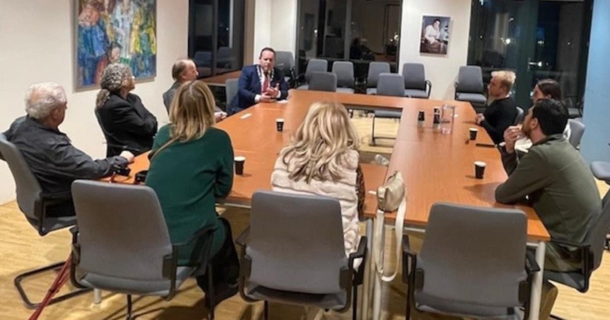 Burgemeester Polak heet nieuwe inwoners welkom op bijeenkomst in Oostzaan