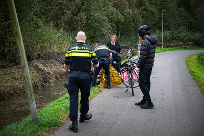 Vrouw te water geraakt in Spijkenisse na botsing met andere fietsster