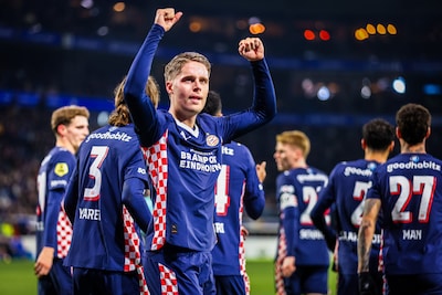 PSV maakt in vijf minuten het verschil bij Heerenveen en boekt negende competitiezege op rij