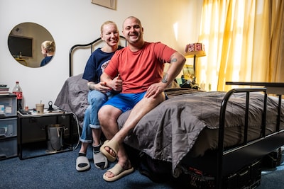 Oekraïens stel Yaroslav en Anna heeft eindelijk een plek samen: ‘Meeste meubels naast de afvalcontainer gevonden’