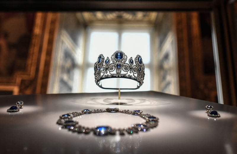 De saffieren tiara, collier en oorbellen van koningin Marie-Amélie en koningin Hortense.