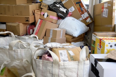 ‘Oververmoeide’ bezorger laat voor 9000 euro aan pakketjes in vrachtwagen liggen en verliest zijn baan