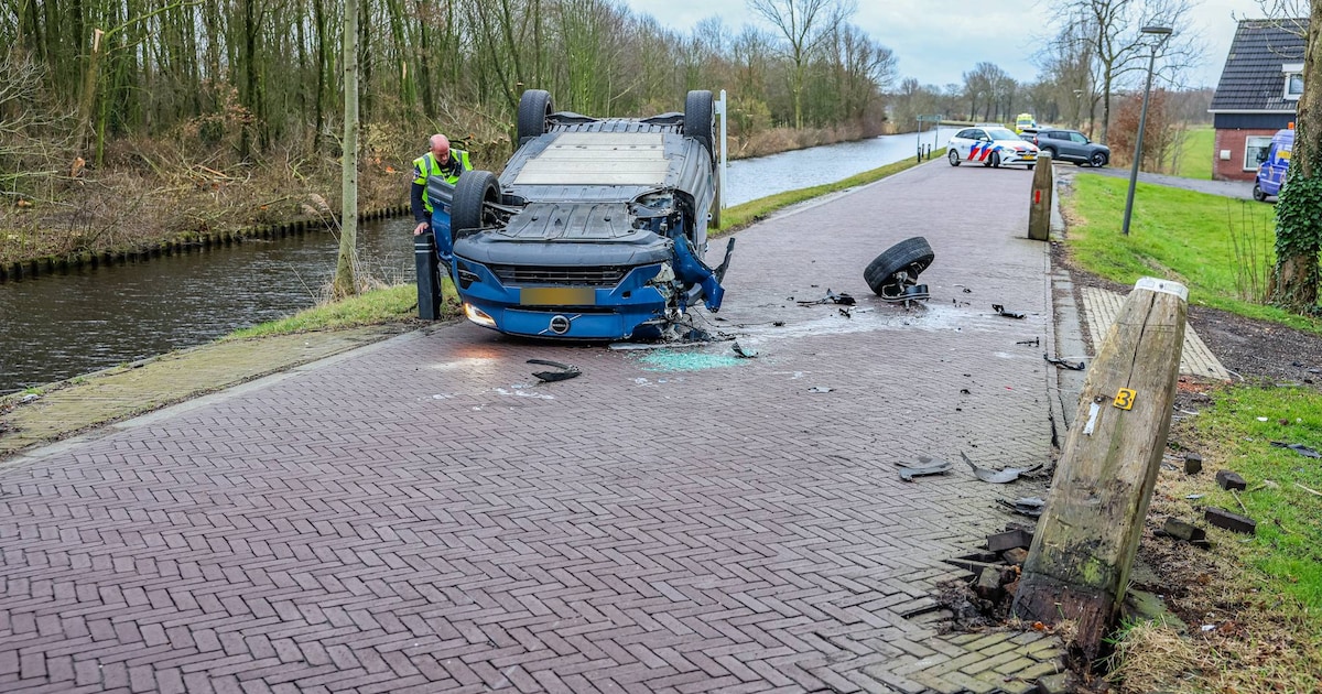 Auto belandt op de kop op Trekwei bij Westergeast