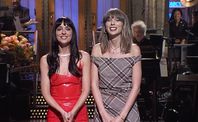 Niemand had oog voor Taylor Swift, want Dakota Johnson droeg deze loeistrakke rode, latex jurk
