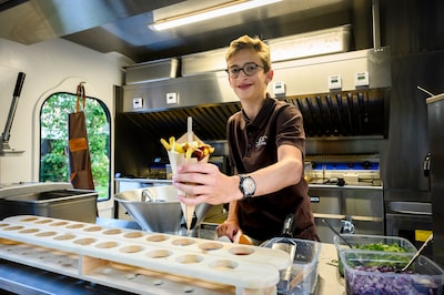Havo-scholier Lauran is pas 16, maar heeft al een eigen frietkraam: ‘Heb flink gespaard en geleend’