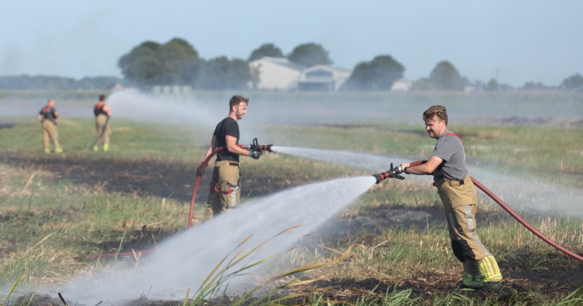 Brandweer uren bezig met blussen van akkerbrand in Eemnes, vuur onder controle
