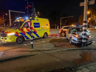 Auto botst tegen verkeerslicht na aanrijding in Enschede