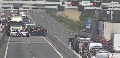 Slagboom Haringvlietbrug kapotgereden, weg in beide richtingen afgesloten