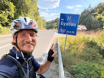 Van Utrecht tot Tokio, Arjen (31) maakt bizarre fietstocht met bijzonder doel: ‘Ik ben niet echt een
