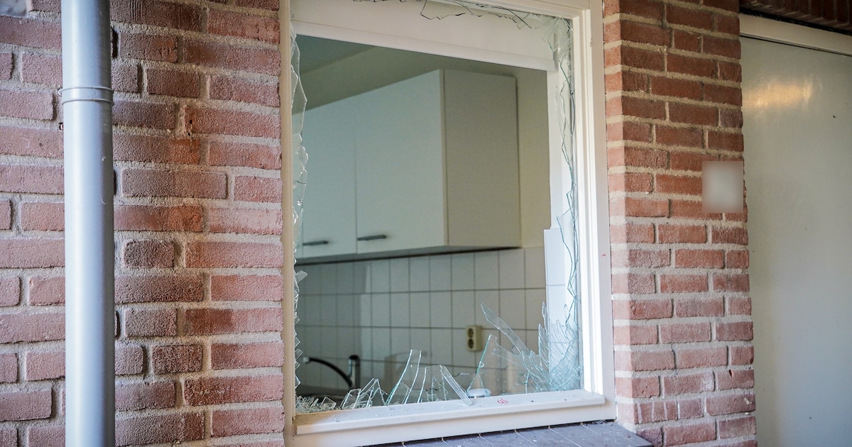 Explosie veroorzaakt schade in portiek aan het Jan de Hartogplein in Leiderdorp
