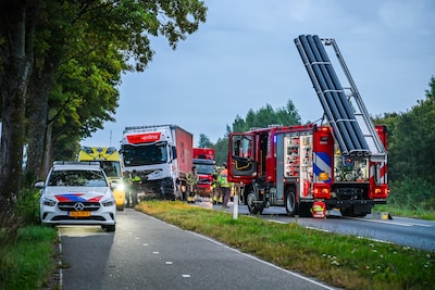 Man (41) overleden na frontale botsing met vrachtwagen bij Hazerswoude-Dorp