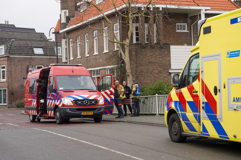 Persoon met ladder uit water gehaald bij Sint Jorisbrug in Dordrecht ...