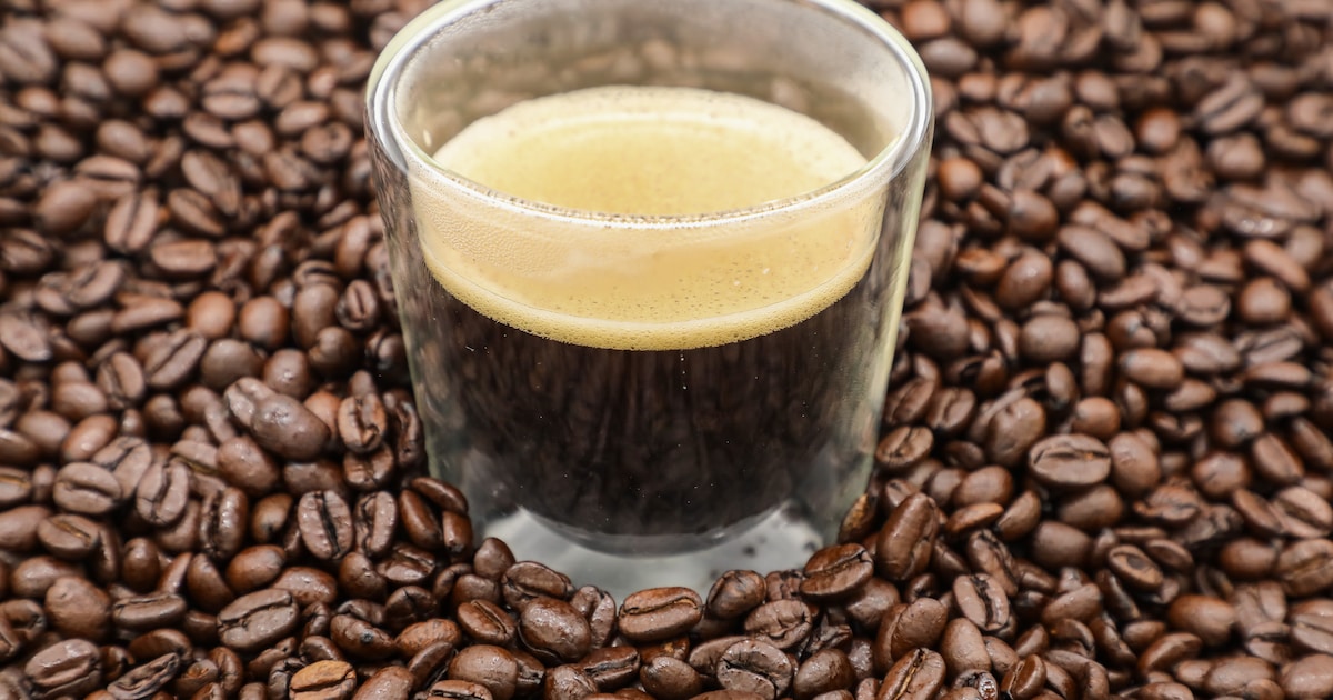 Koffieterras bij supermarkt in Ewijk