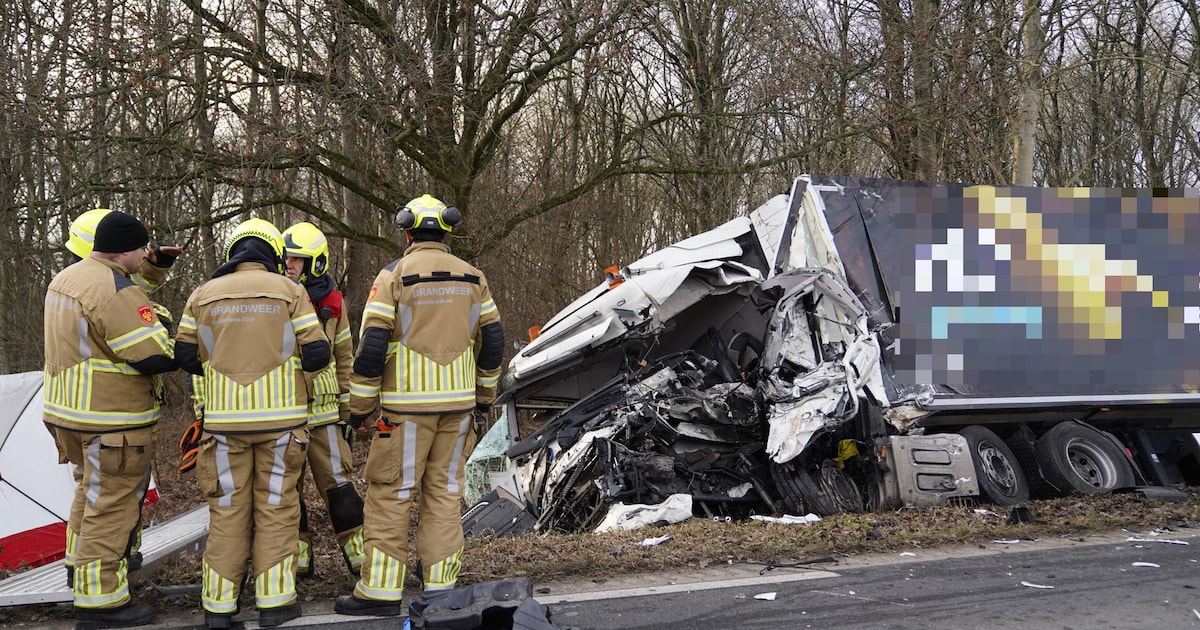 Vrachtwa­gen­chauf­feur (59) uit Vught overleden bij ongeval in Bruchem, twee inzittenden graafmachi