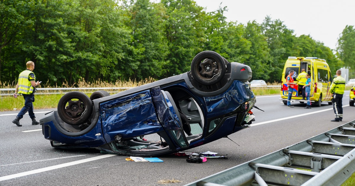 Auto ondersteboven na aanrijding op A7